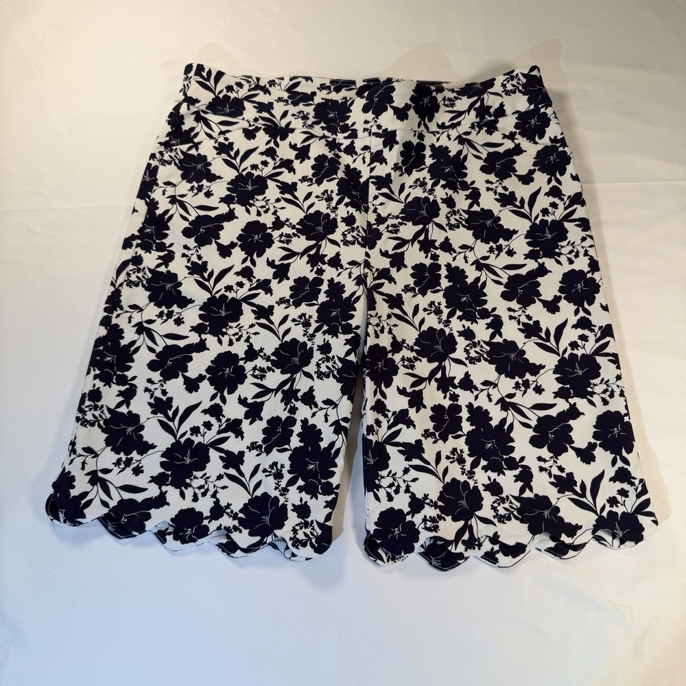 Coral Bay Women's Short 14 Scalloped Edge Blue White Floral Stretch 22"L Casual